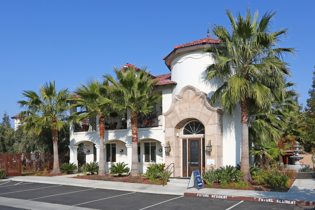 Villa Faria in Fresno, CA - Foto de edificio