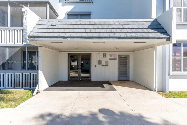 6701 NW 169th St in Hialeah, FL - Building Photo - Building Photo