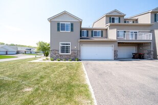 6642 Pine Crest Trail S in Cottage Grove, MN - Building Photo