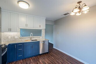 304 W William Cannon Dr in Austin, TX - Foto de edificio - Building Photo