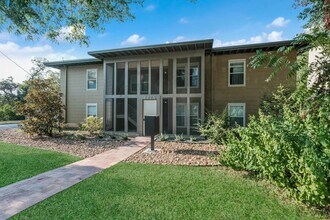 442 E Huisache Ave in San Antonio, TX - Building Photo - Building Photo