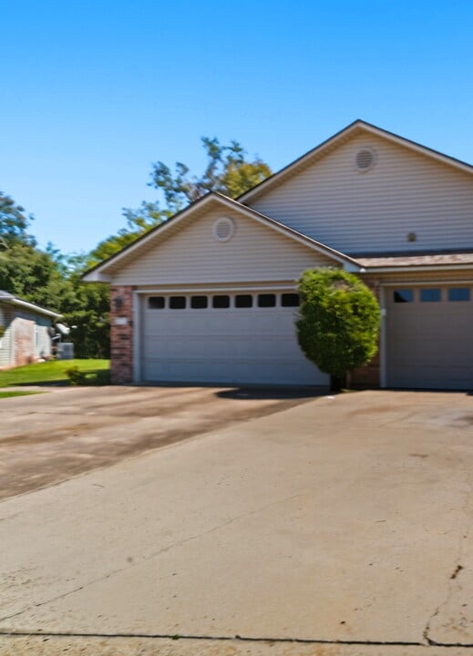 2912-2914 Fairway Hamlet Ct in Fort Smith, AR - Building Photo