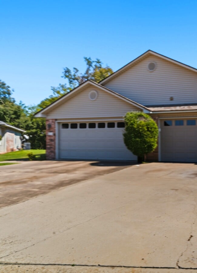 property at 2912-2914 Fairway Hamlet Ct