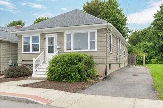 113 Maple Ave in Barrington, RI - Building Photo - Building Photo