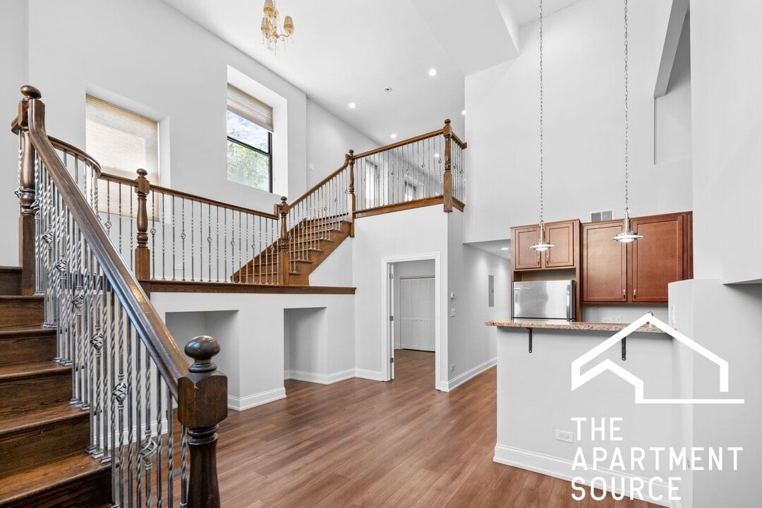 2707 W Augusta Blvd, Unit 1A in Chicago, IL - Building Photo