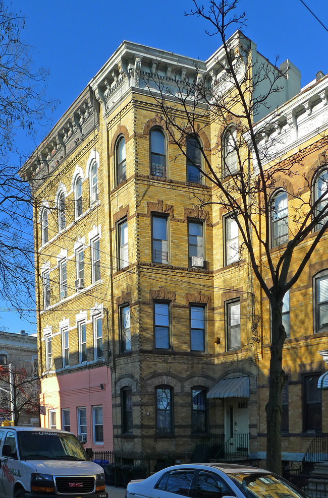 17-11 Linden St in Ridgewood, NY - Foto de edificio - Building Photo