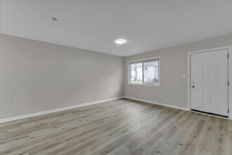 2331 Deerfield Ct in Westland, MI - Foto de edificio - Building Photo