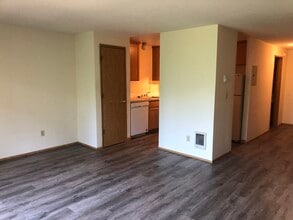 Churchill Downs Apartments in Portland, OR - Building Photo - Building Photo