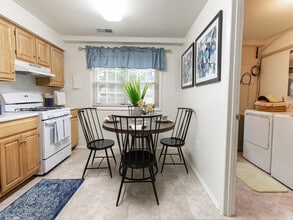 Somerset Woods Townhomes in Severn, MD - Foto de edificio - Building Photo