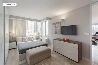 350 W 50th St in New York, NY - Building Photo - Building Photo