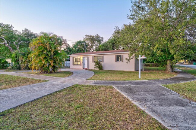 1291 NE 207th St in Miami, FL - Building Photo - Building Photo