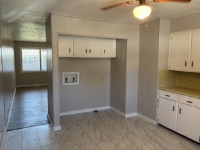 2027 S Ingram Mill Rd in Springfield, MO - Building Photo - Building Photo