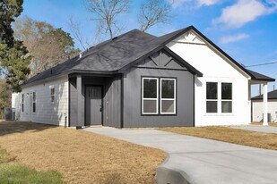 106 Runnels St in Willis, TX - Building Photo