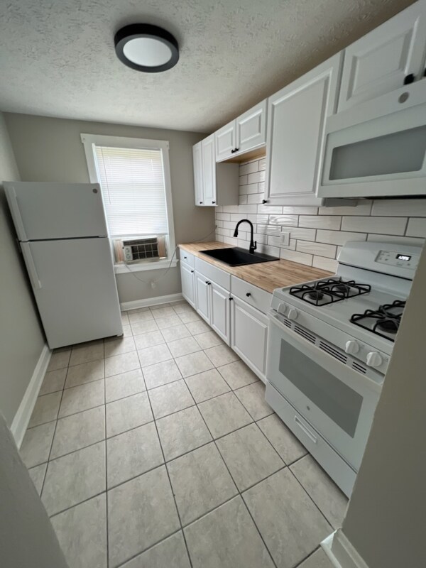 945 Dana Ave, Unit 21 in Cincinnati, OH - Foto de edificio - Building Photo
