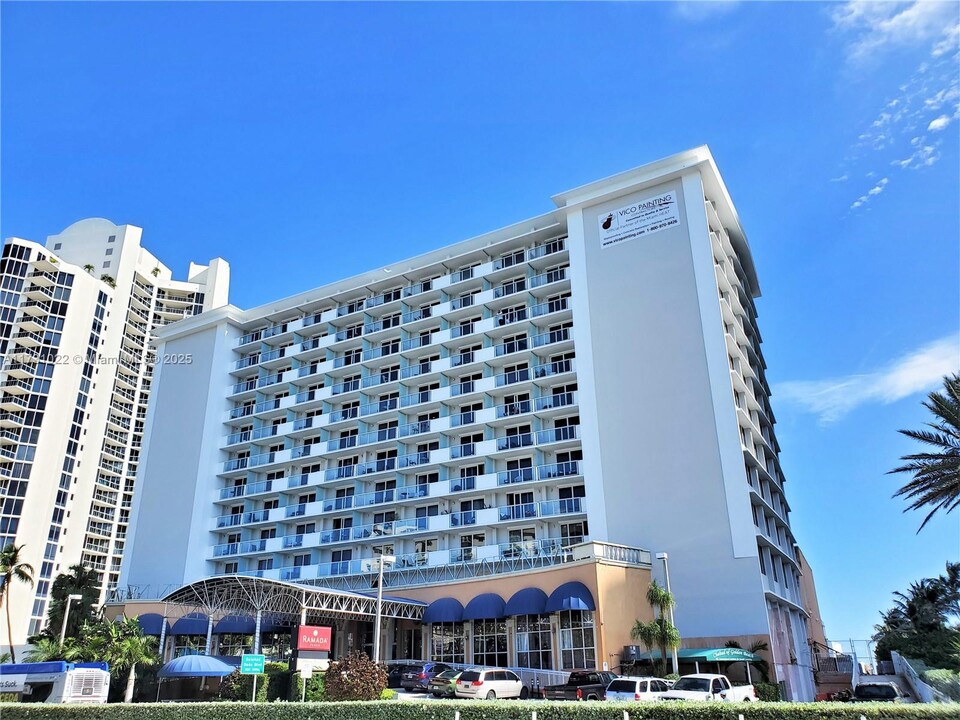 19201 Collins Ave in Sunny Isles Beach, FL - Building Photo