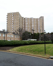 Carydale East Apartments in Alexandria, VA - Foto de edificio - Building Photo