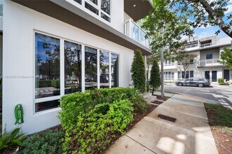 10560 NW 64th Terrace in Doral, FL - Building Photo - Building Photo