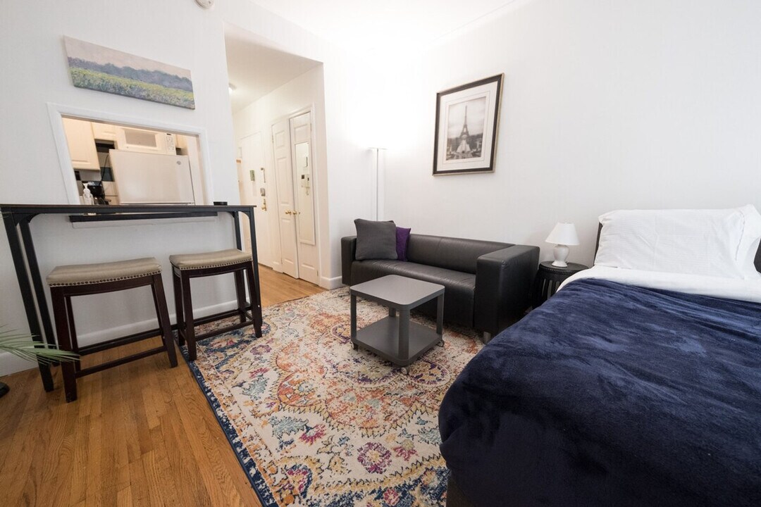 328 E 74th St in New York, NY - Building Photo
