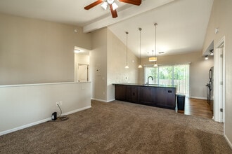 SunSTONE at MarketPlace Apartments in Andover, KS - Foto de edificio - Interior Photo