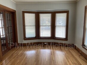 337 Cedar St NE in Grand Rapids, MI - Building Photo - Building Photo