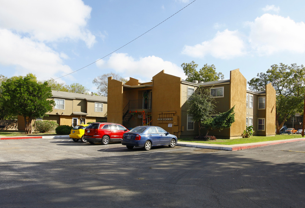 Cheyenne Village Apartments in San Antonio, TX - Foto de edificio