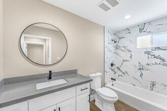 2417 W Stanford St in Santa Ana, CA - Foto de edificio - Building Photo