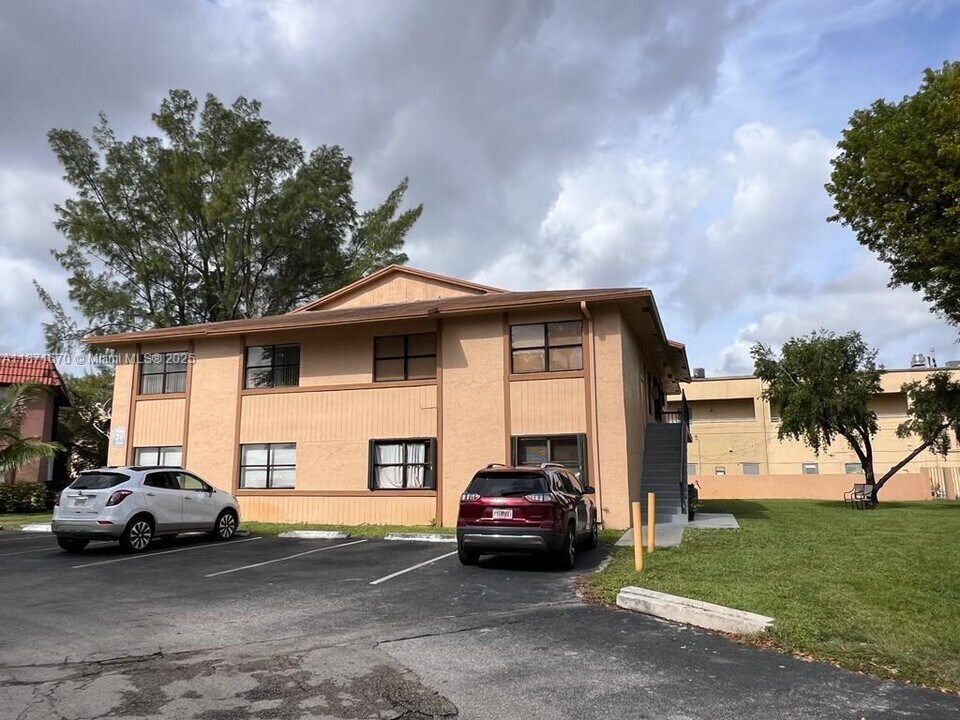 2745 W 66th St in Hialeah, FL - Building Photo