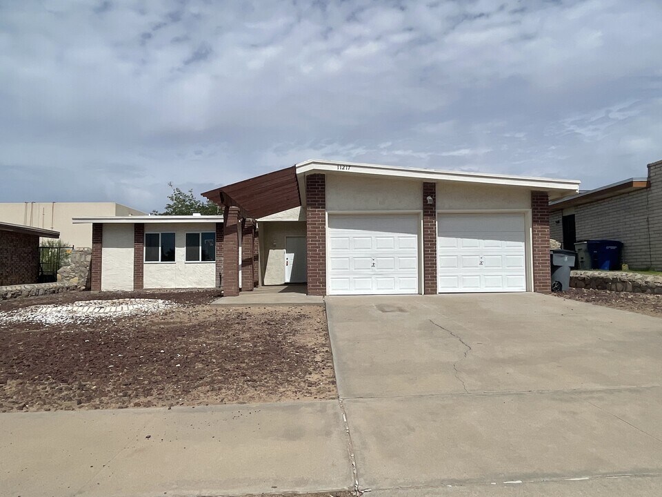 11217 Les Peterson Ln in El Paso, TX - Building Photo