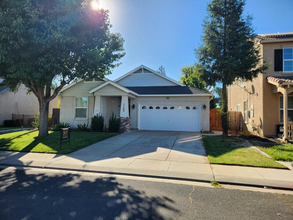 1169 Syracuse Ln in Manteca, CA - Building Photo