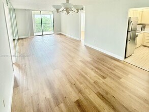 1300 St Charles Pl in Pembroke Pines, FL - Foto de edificio - Building Photo
