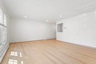 82 Longview St in Waterford, CT - Building Photo - Building Photo