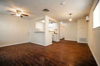2617 W French Pl in San Antonio, TX - Building Photo - Building Photo