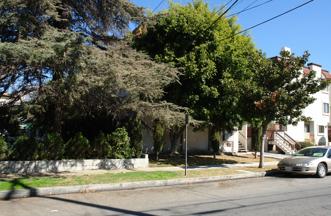 701 E Chestnut St in Glendale, CA - Building Photo - Building Photo