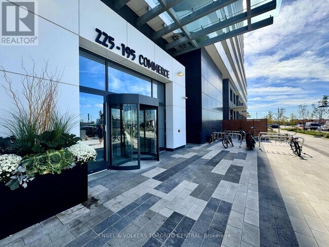 225 Commerce St in Vaughan, ON - Building Photo - Building Photo