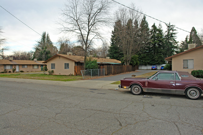 2889-2893 Mahan St in Redding, CA - Building Photo - Building Photo