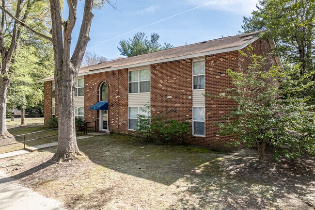 Olde Jamestowne Apartments in Williamsburg, VA - Foto de edificio - Building Photo