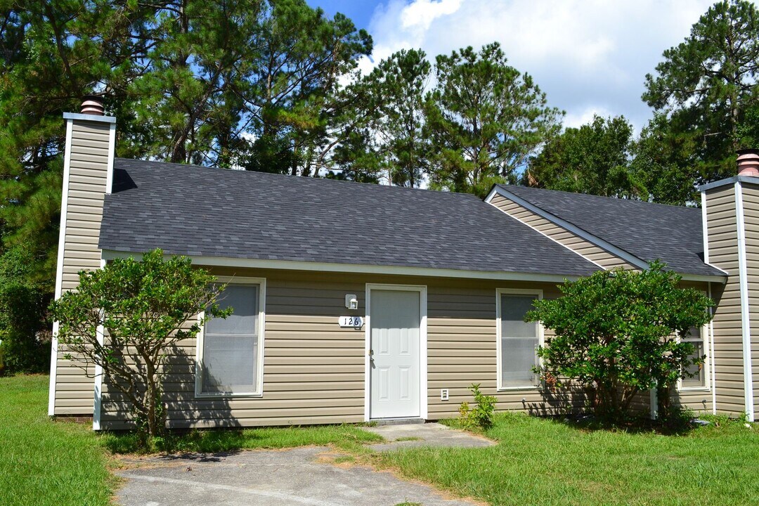 124-126 Corey Cir in Jacksonville, NC - Building Photo