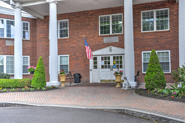 Court of Saint James a 55+ Community in West Hartford, CT - Foto de edificio - Building Photo