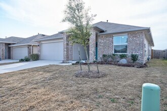 111 Groves Ln in Hutto, TX - Foto de edificio - Building Photo