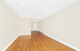 2102 Holland Ave in Bronx, NY - Foto de edificio - Building Photo