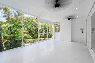 2000 S Bayshore Dr in Miami, FL - Building Photo - Building Photo