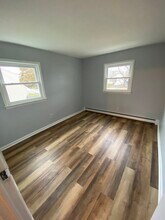 69 S Harrison Ave, Unit A in Iselin, NJ - Foto de edificio - Building Photo