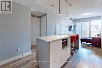 88 Harbour St in Toronto, ON - Building Photo - Building Photo