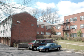 67 Elmore Ave in Englewood, NJ - Foto de edificio - Building Photo