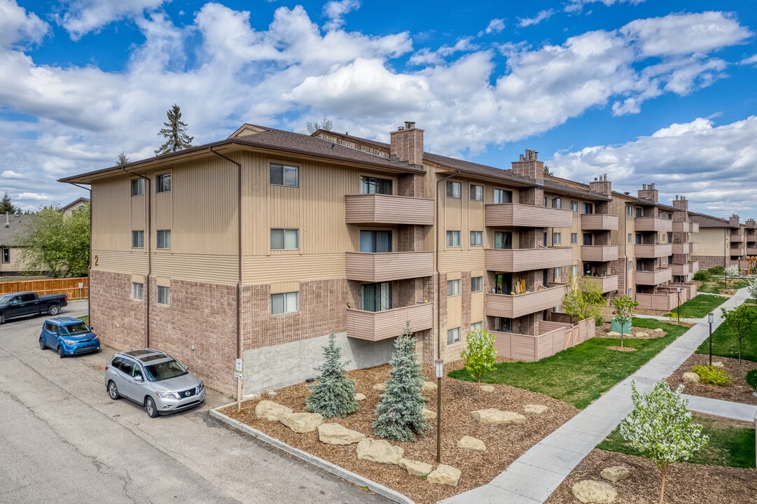Glenmore Estates in Calgary, AB - Building Photo