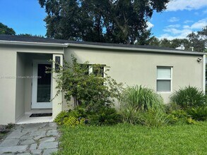 365 NE 87th St in El Portal, FL - Building Photo - Building Photo