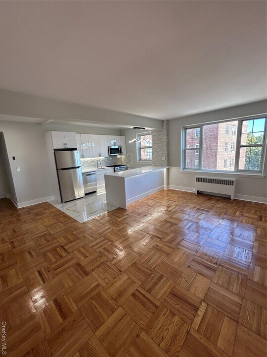 230 Pelham Rd in New Rochelle, NY - Building Photo
