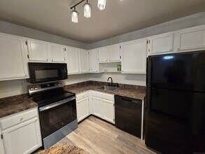 1209 Cromwell Hills Dr in Cromwell, CT - Building Photo - Building Photo
