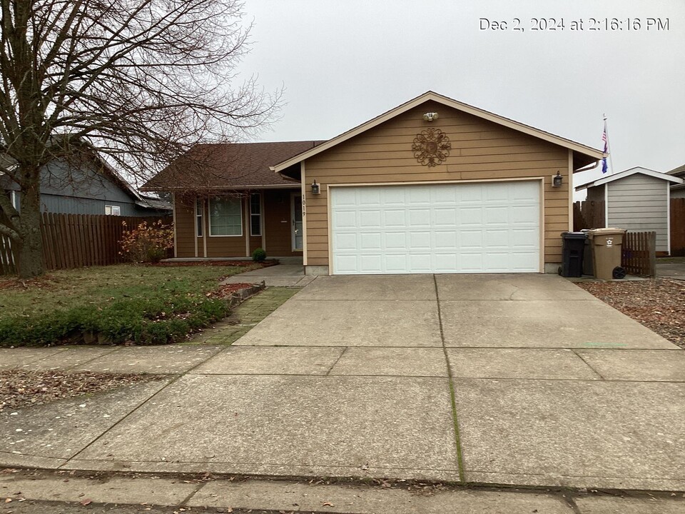 1019 S 10th St in Lebanon, OR - Building Photo