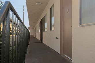 2120 Vanderbilt Lane, Redondo Beach, CA. in Redondo Beach, CA - Foto de edificio - Building Photo